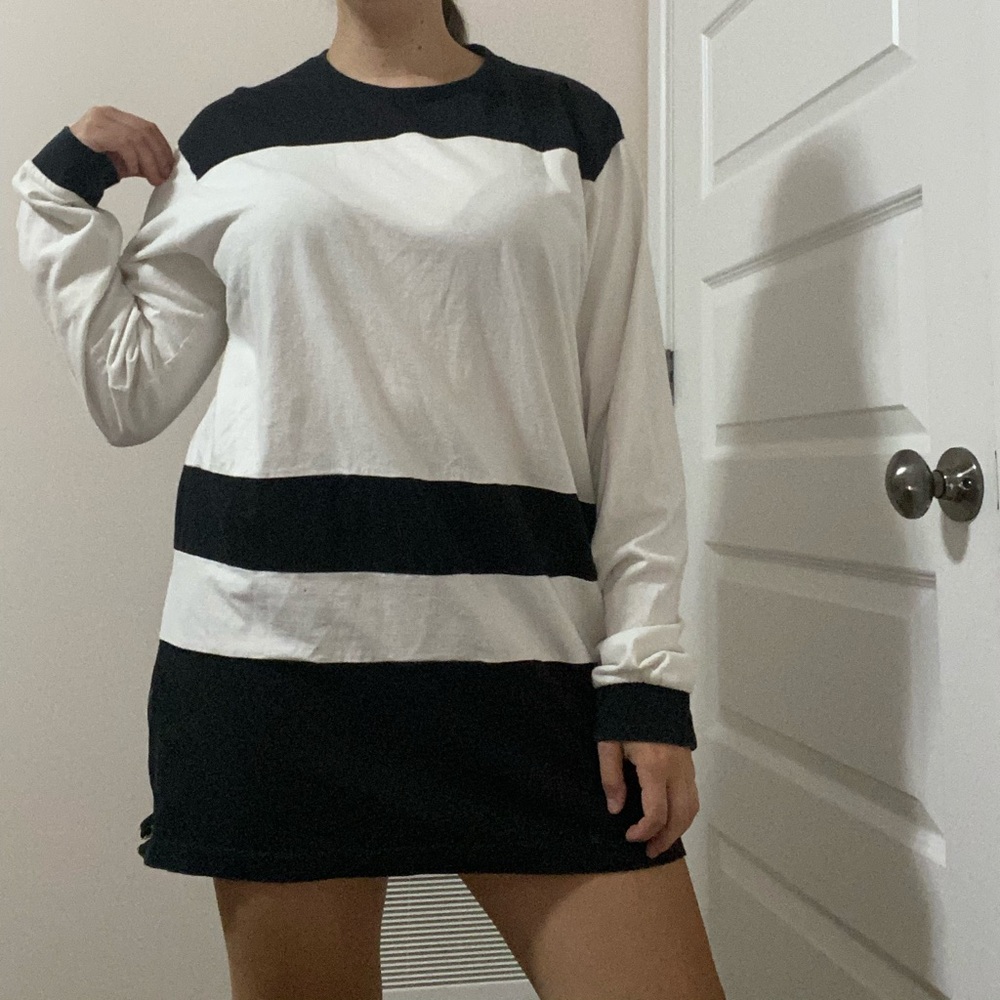 2/20$ T shirt with zipper on the side